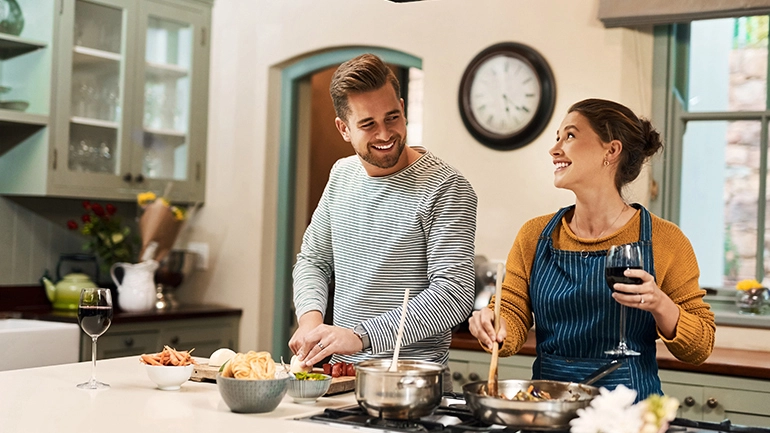 Απόλαυσε τη μαγειρική με μουσική ή συζήτηση με φίλους