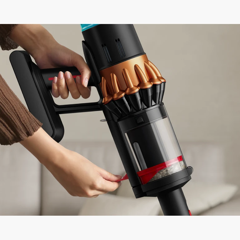 CleanCompaktor technology compresses 30 days of dust and debris, holding them in the bin for greater capacity and more efficient cleaning without frequent emptying.